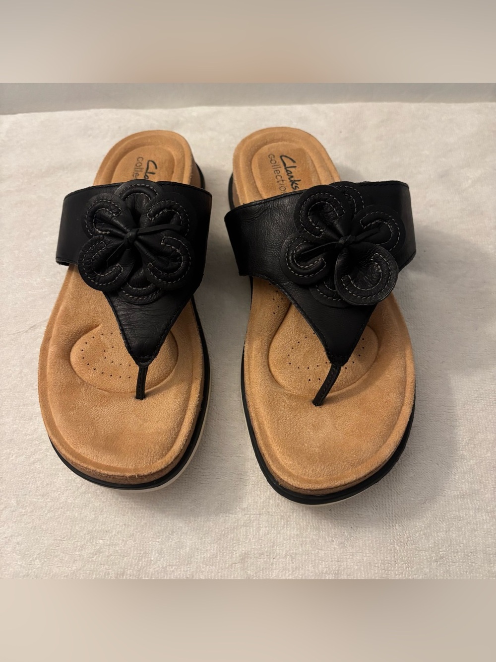 Clark’s Women’s Black Thong Sandals with Floral Accent Size 8.5M - Picture 2 of 4